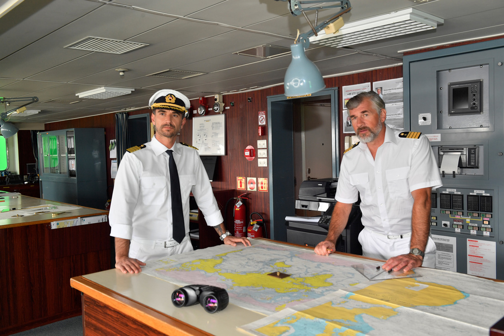 Das Traumschiff fährt nach Kapstadt: Kapitän Max Parger (Florian Silbereisen, l.) und Staff-Kapitän Martin Grimm (Daniel Morgenroth, r.) nehmen Kurs auf Südafrika.